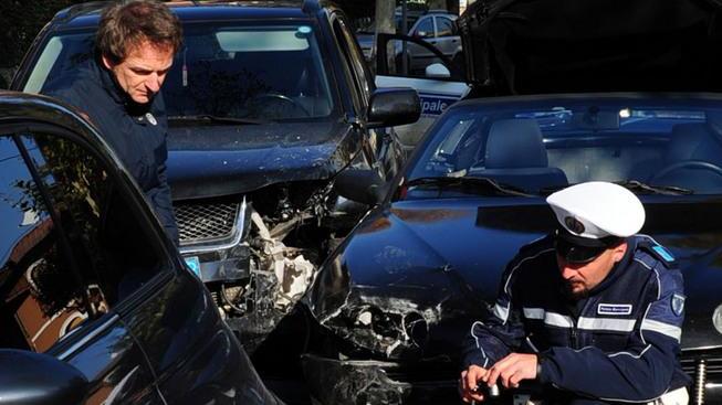Carambola in via Spilamberto Tre auto coinvolte e due feriti