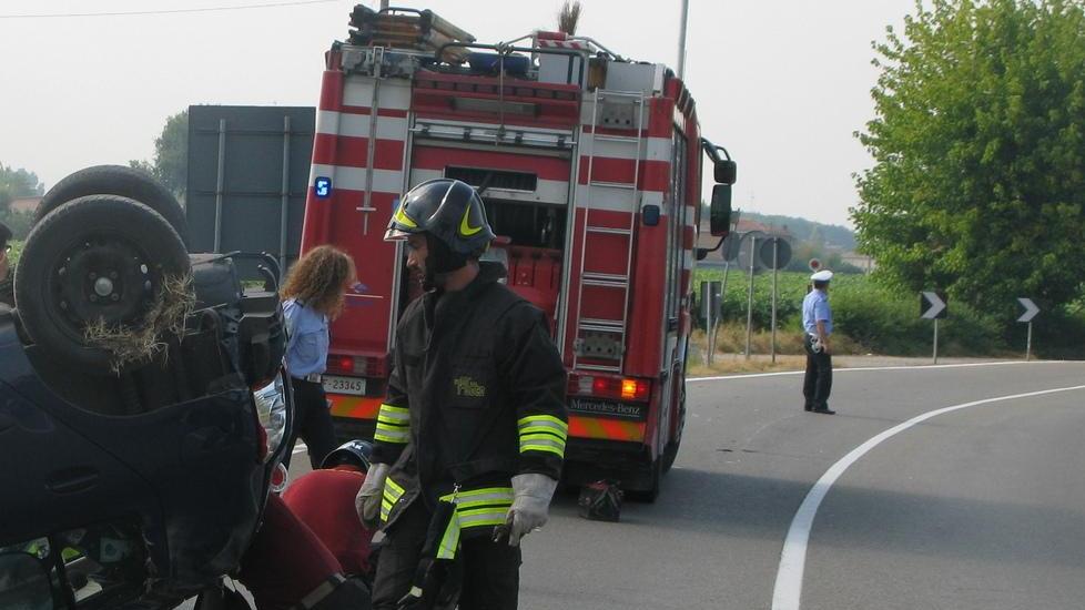 Schianto, un’auto va a fuoco: pompieri salvano conducente