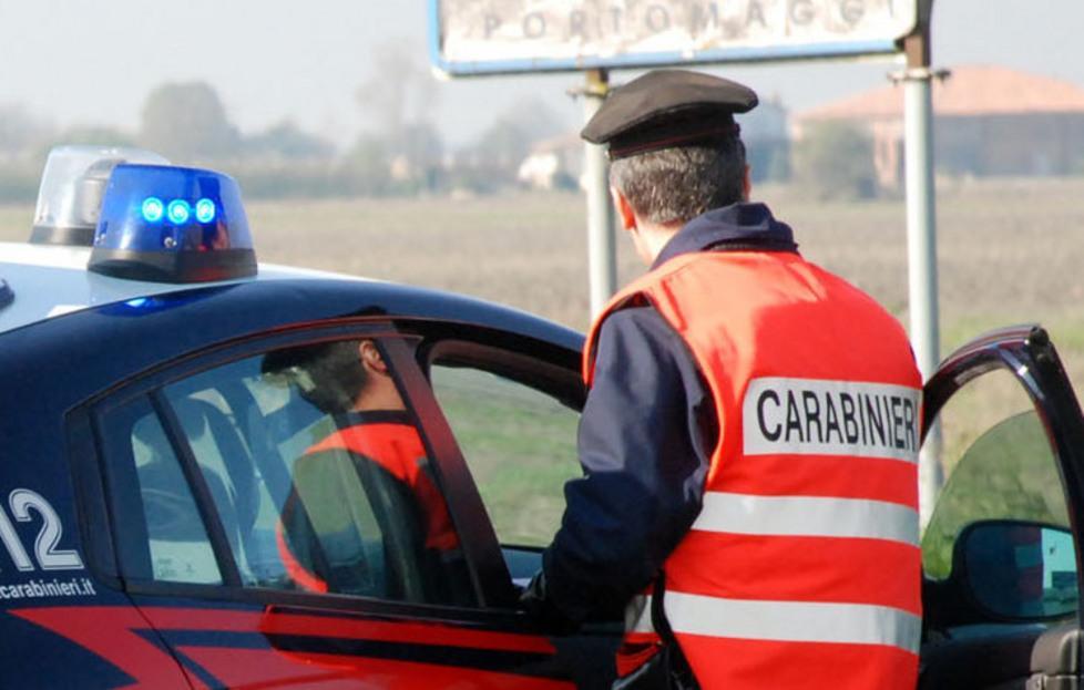 Ubriaco assale e minaccia i militari che lo arrestano