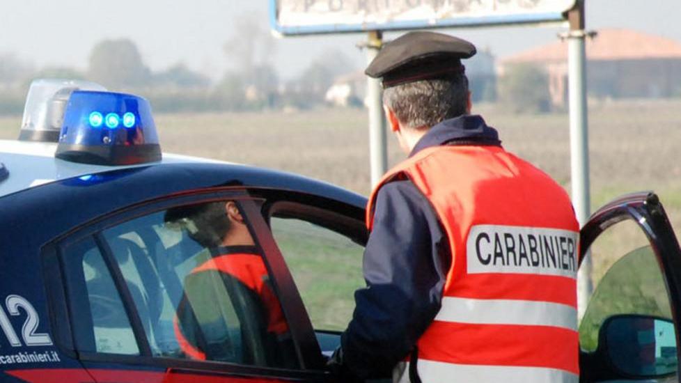 Ubriaco assale e minaccia i militari che lo arrestano