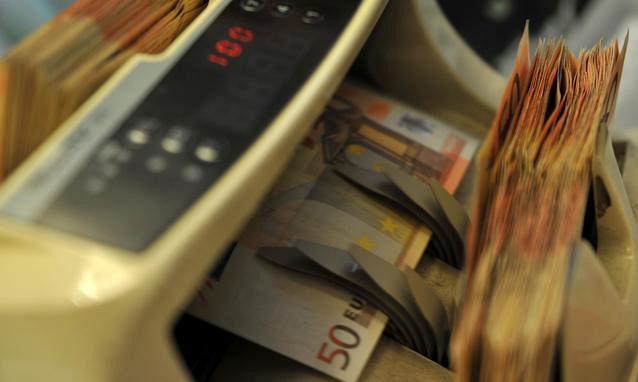 Denaro contante in un money transfer (archivio)