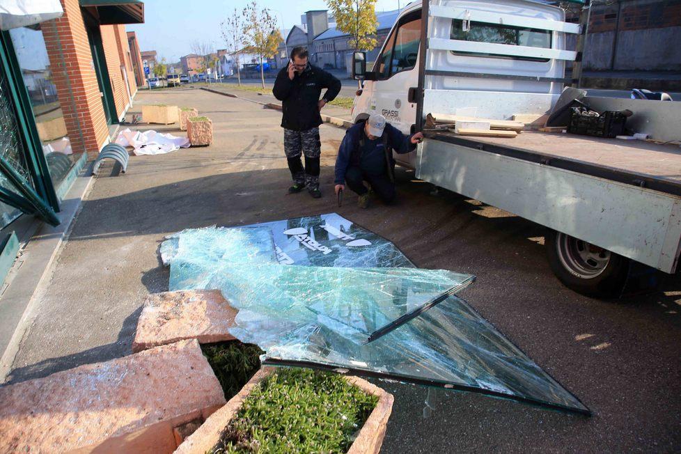Scandiano, autogrù usato come ariete: furto in un negozio di biciclette 
