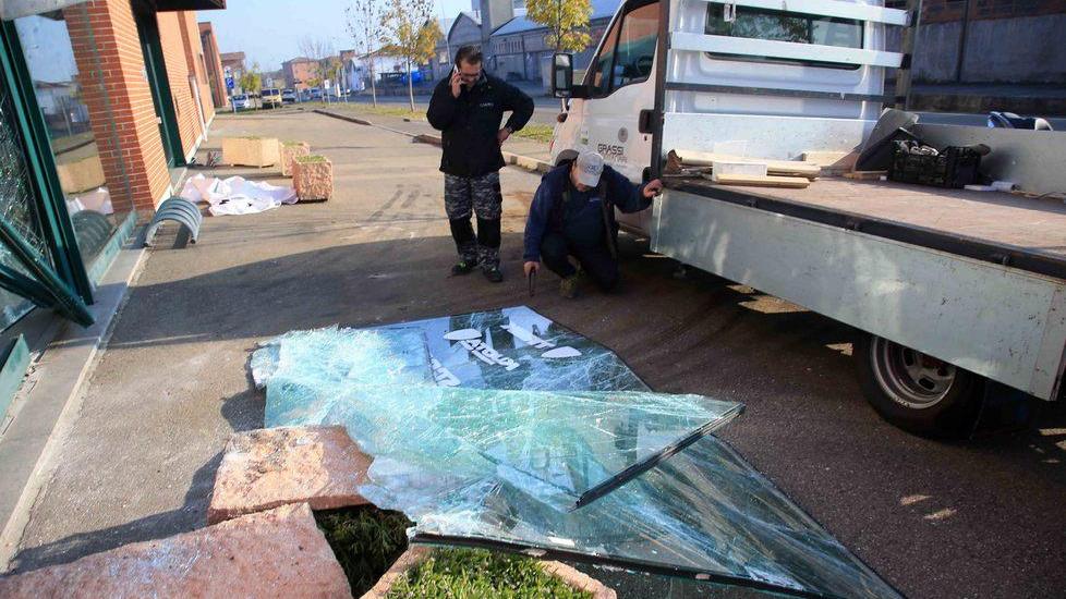 Scandiano, autogrù usato come ariete: furto in un negozio di biciclette