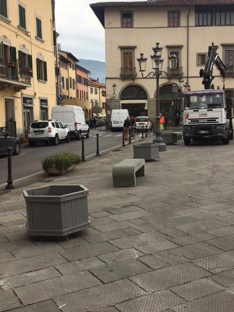 Installate le ultime fioriere in piazza Duomo