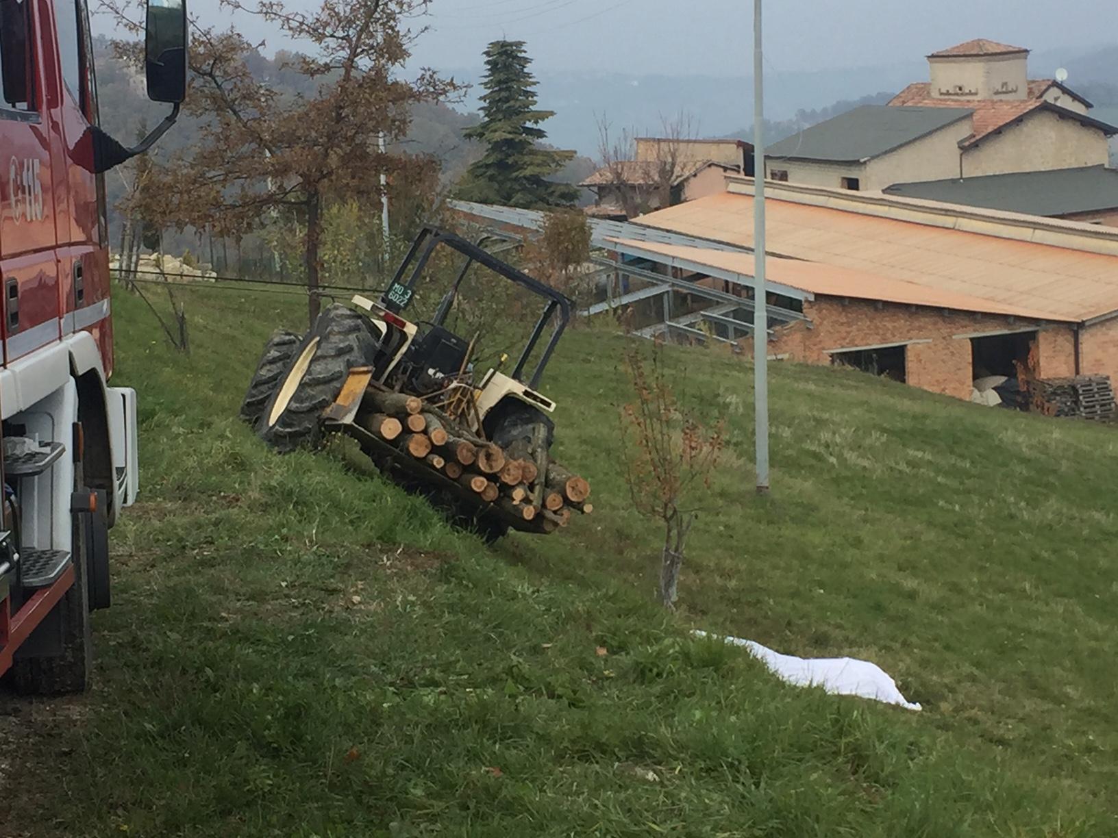 Il trattore che guidava il 70enne: i soccorsi non sono serviti