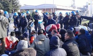 I manifestanti e la polizia a Castelnuovo