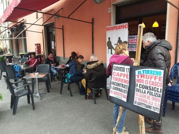 I nostri giornalisti parlano con i residenti della Venezia fuori dalla caffetteria Letredi