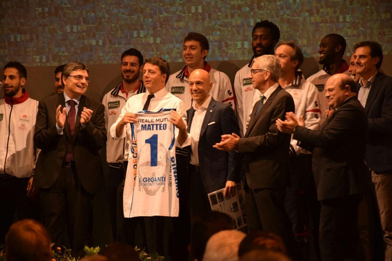 Matteo Renzi riceve la maglia della Dinamo Sassari