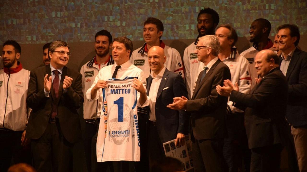 Matteo Renzi riceve la maglia della Dinamo Sassari
