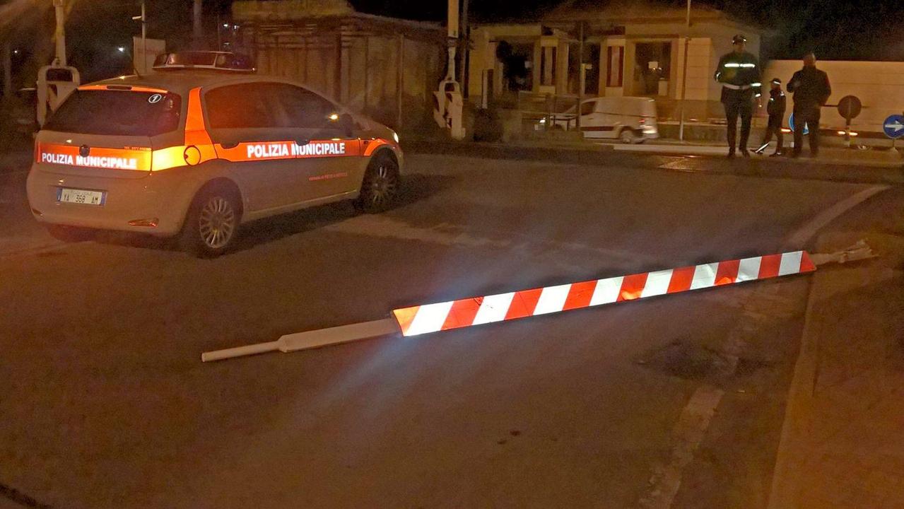 La Polizia municipale al passaggio a livello di Pieve a Nievole