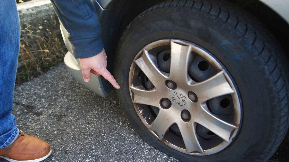 «Mi hanno bucato le gomme per vendetta»