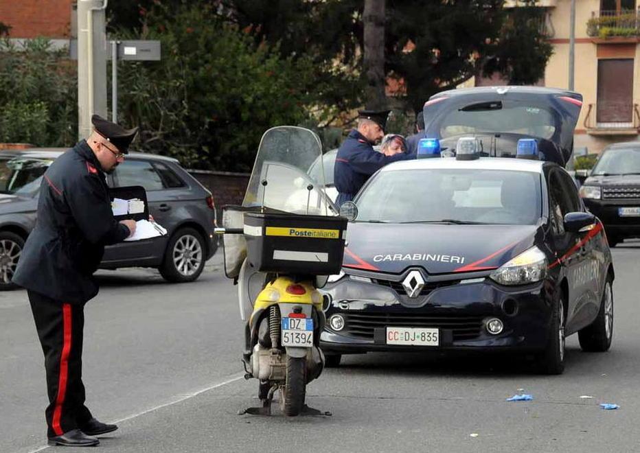 Scontro tra auto e scooter a Massa: postino finisce all’ospedale 