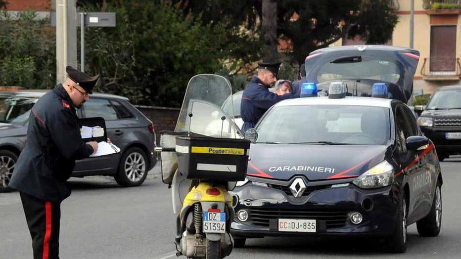Scontro tra auto e scooter a Massa: postino finisce all’ospedale