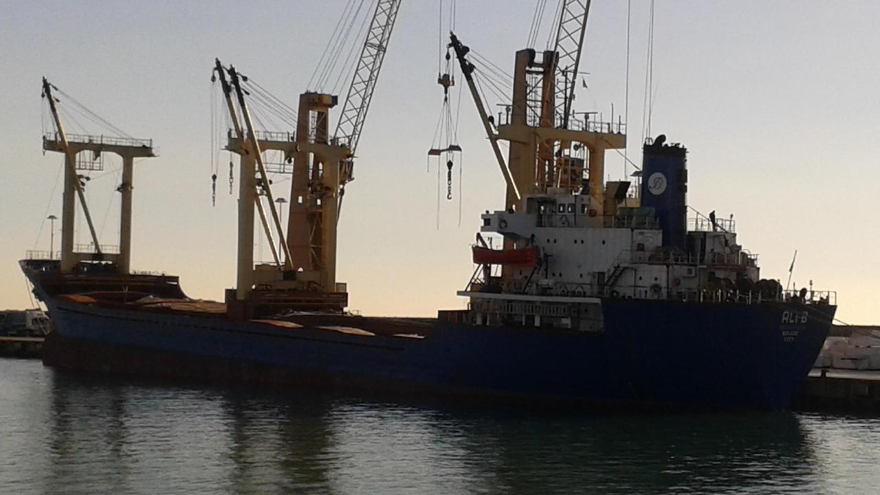 Stipendi bassi e pochi viveri, fermata nave a Carrara