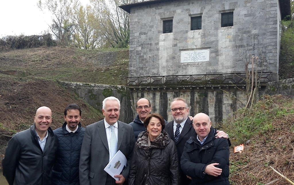 Eugenio Giani, terzo da sinistra, insieme ai sindaci alla Botte