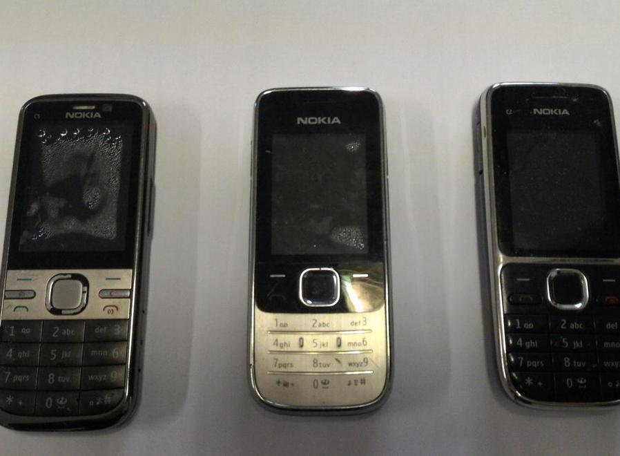 Tre telefoni recuperati dalla polizia e parte della refurtiva