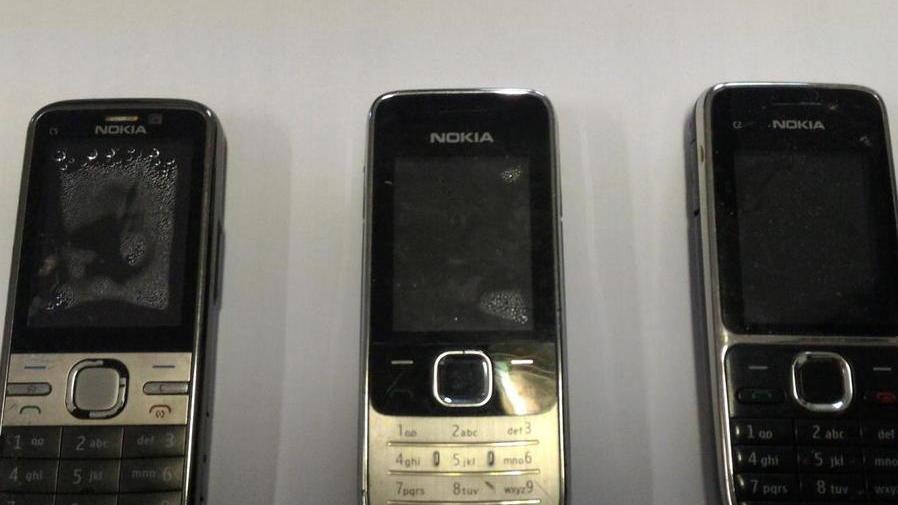Tre telefoni recuperati dalla polizia e parte della refurtiva