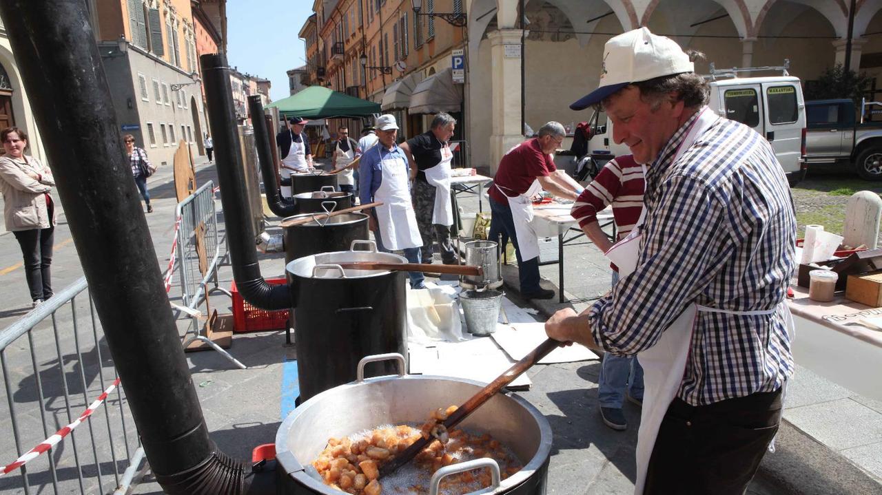 Paioli in piazza per la sagra del cicciolo