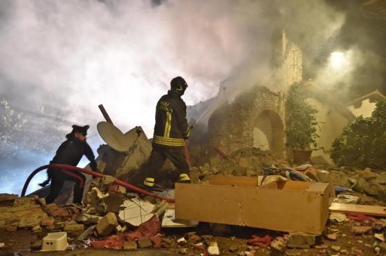 I vigili del fuoco all'opera tra le macerie della villetta a Bagno a Ripoli