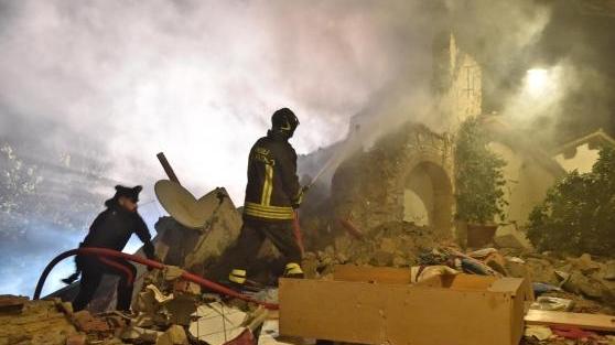 I vigili del fuoco all'opera tra le macerie della villetta a Bagno a Ripoli