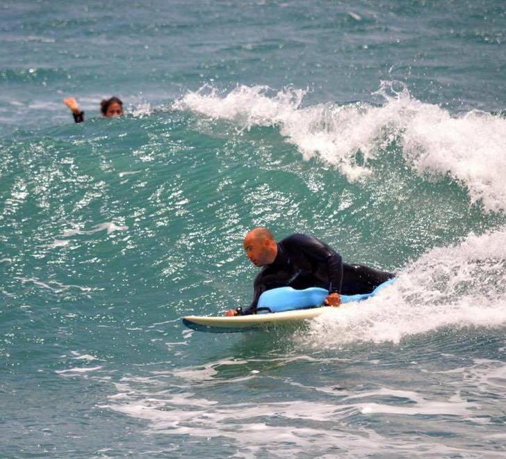 Massimiliano Mattei in mare con la tavola adattata