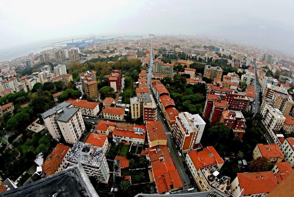 Nube maleodorante sulla città, allertate Asl e Arpat