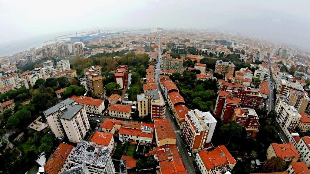 Nube maleodorante sulla città, allertate Asl e Arpat