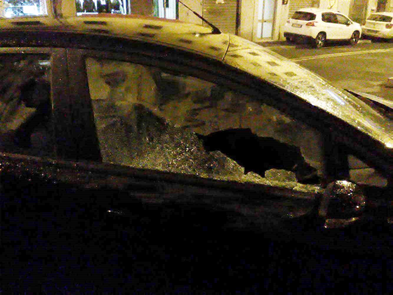 Il finestrino dell'auto sfondato dai vandali in via Garibaldi