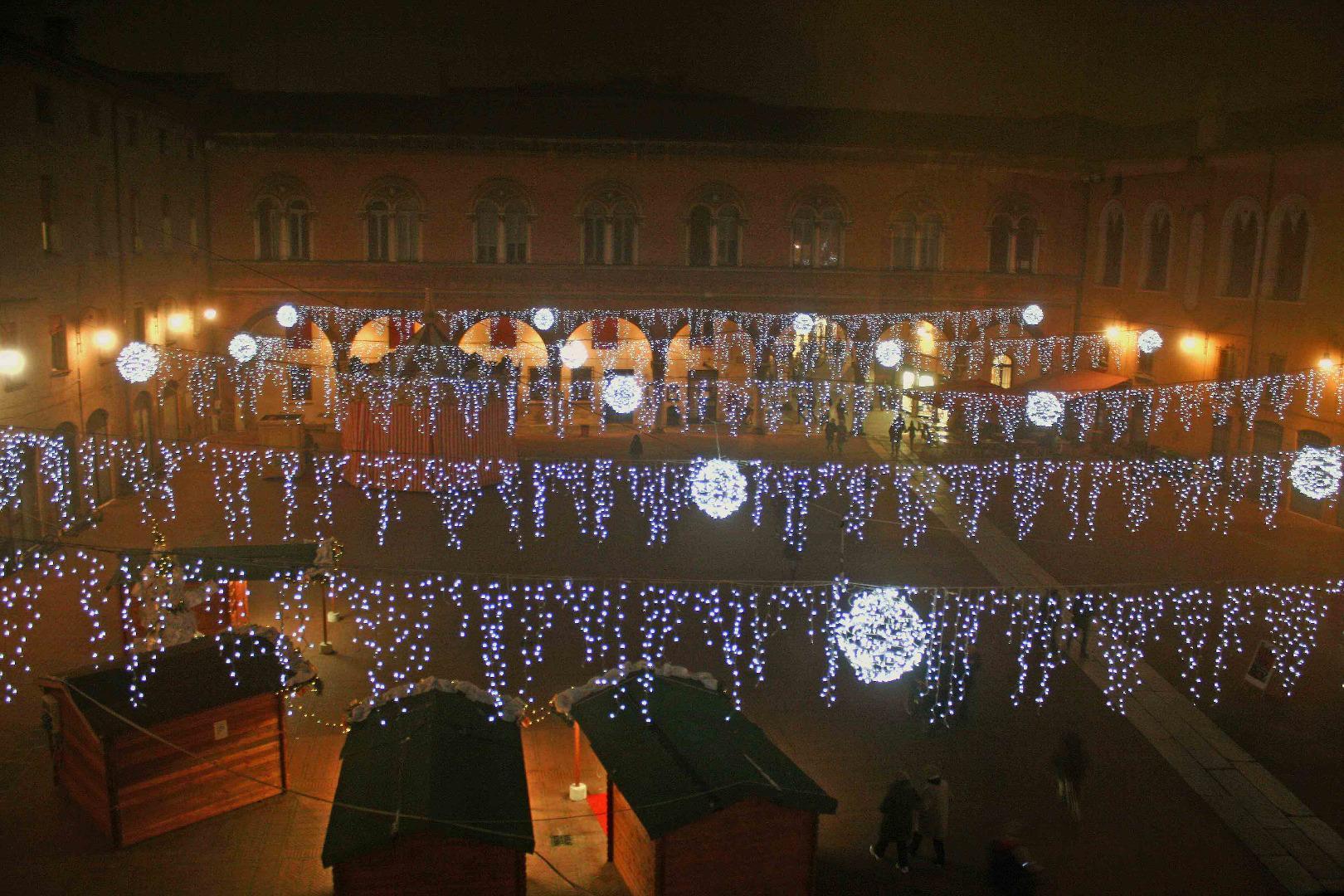Il Natale accende la città