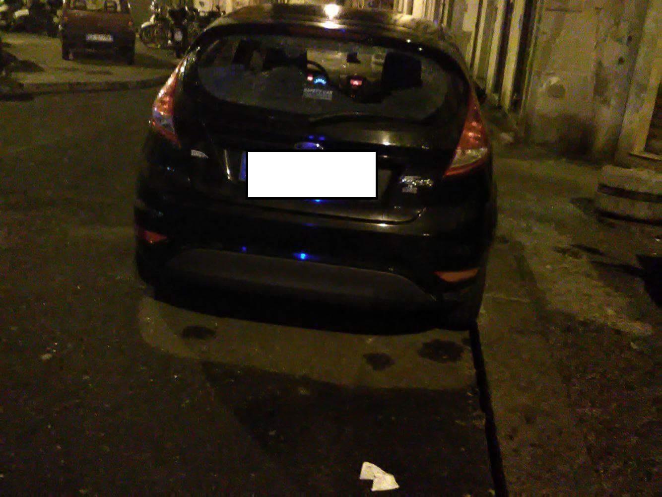 Vandalismi ad un'auto in sosta in via Garibaldi