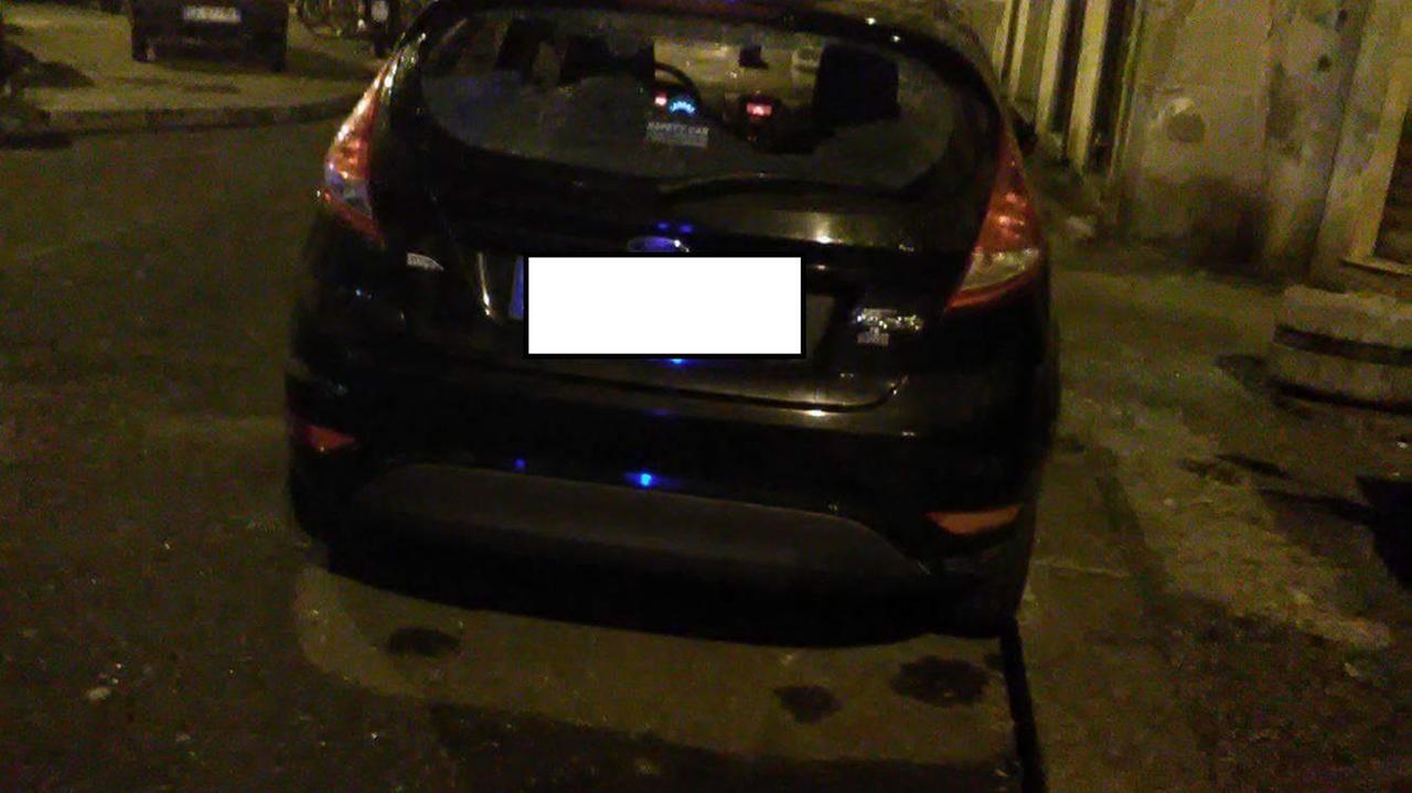 Vandalismi ad un'auto in sosta in via Garibaldi