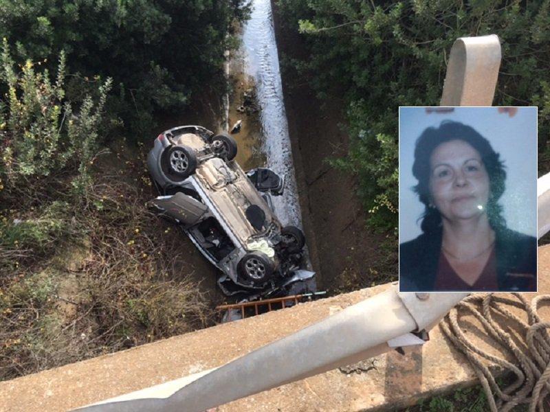 La Ford Focus finita in un canale dopo lo scontro con una Punto, nel riquadro Rita Cossu