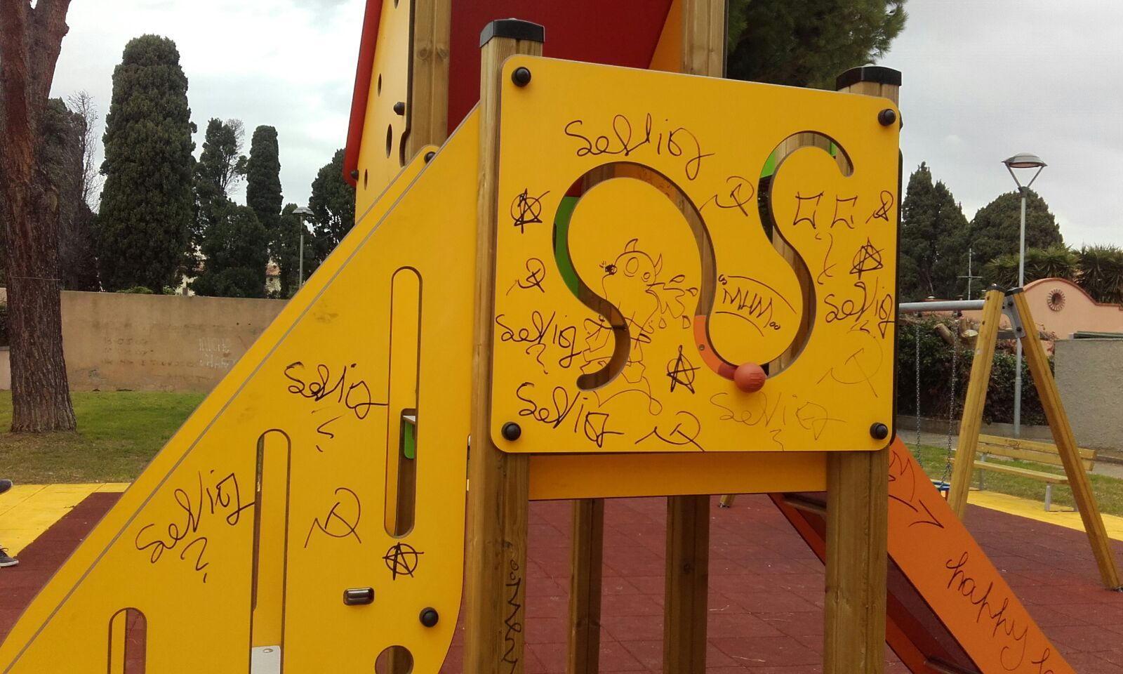 Danneggiata la nuova area giochi del parco Terracini