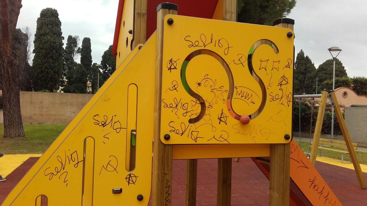 Danneggiata la nuova area giochi del parco Terracini
