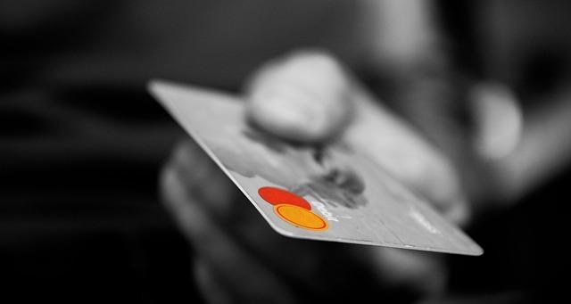 Fanano, l’operaio “fidato” fa compere con la carta di credito del capo: denunciato