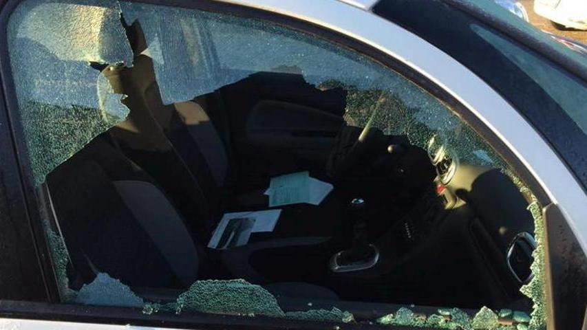 Vandali in azione a Carrara: danneggiate le auto della Cna