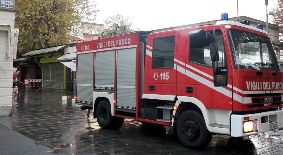 Auto entra nella zona pedonale e rompe un tubo del gas 
