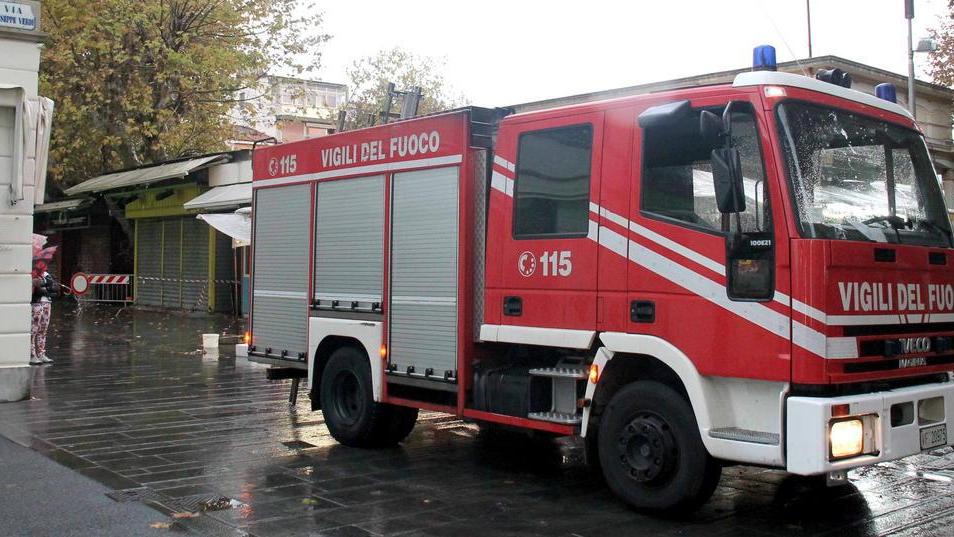 Auto entra nella zona pedonale e rompe un tubo del gas