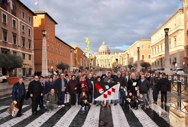 La delegazione viareggina in piazza S. Pietro con la bandiera di Burlamacco (Fotomania)