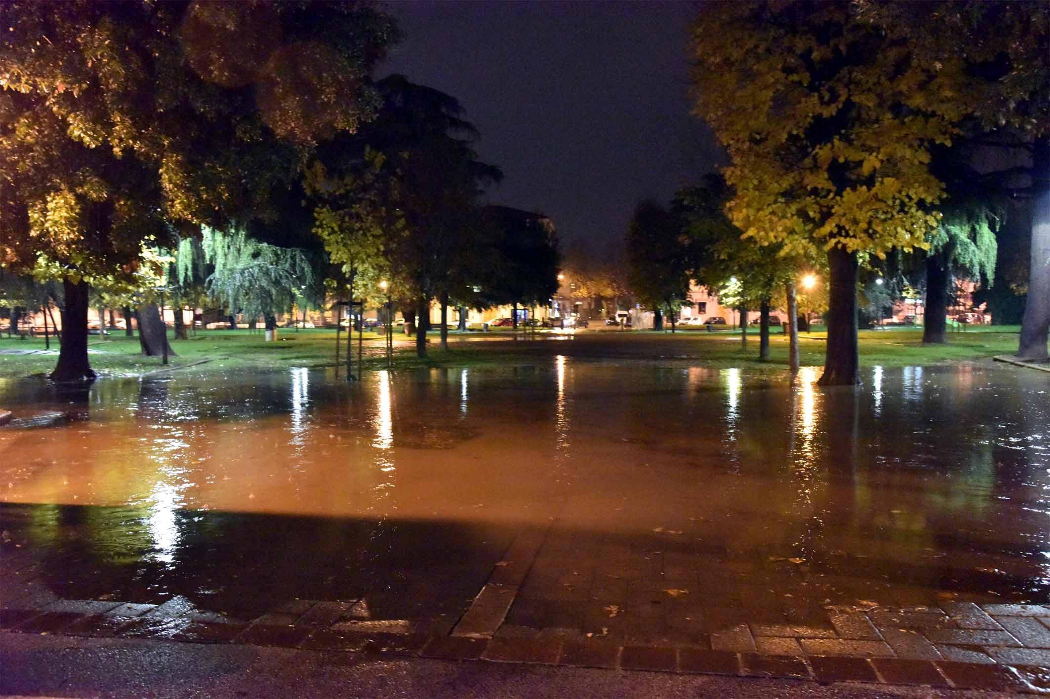 Il giardino di piazza Matteotti allagato (foto agenzia Sestini)