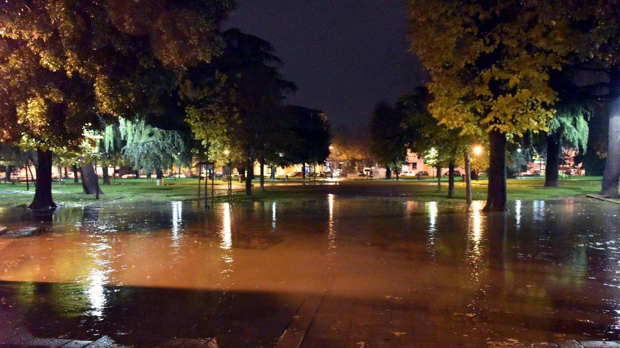 Il giardino di piazza Matteotti allagato (foto agenzia Sestini)