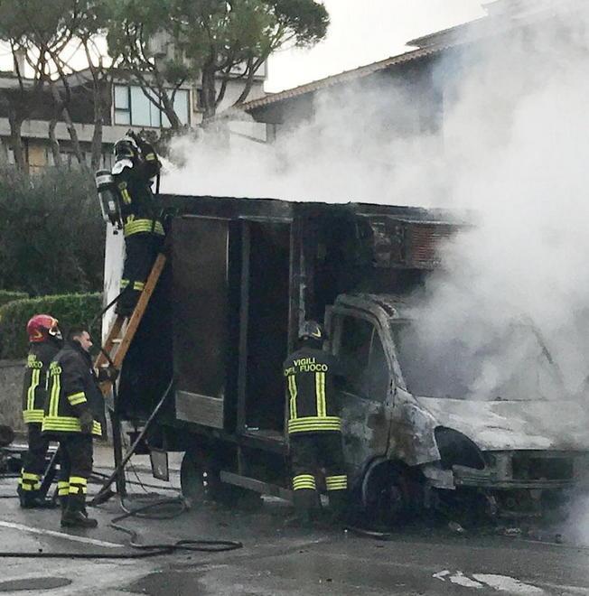 Furgone in fiamme davanti al ristorante durante le consegne 