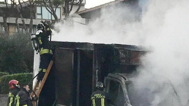 Furgone in fiamme davanti al ristorante durante le consegne