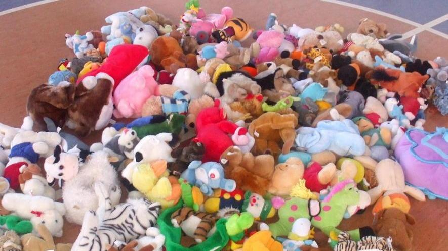 Successo del lancio dei peluche a Pontremoli