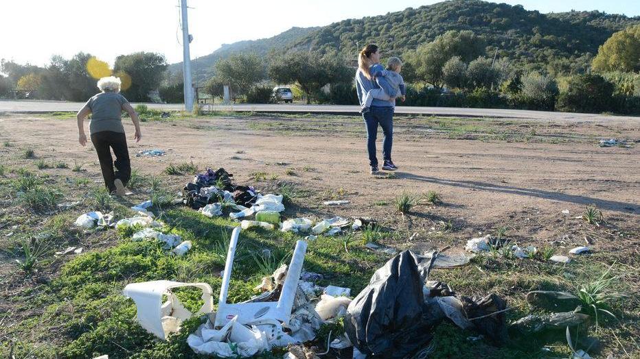 Cumuli di rifiuti, gli abitanti fanno pulizia