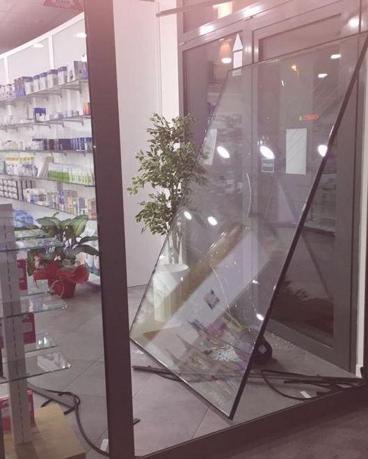 Fanno spaccata in farmacia e svuotano la cassa 