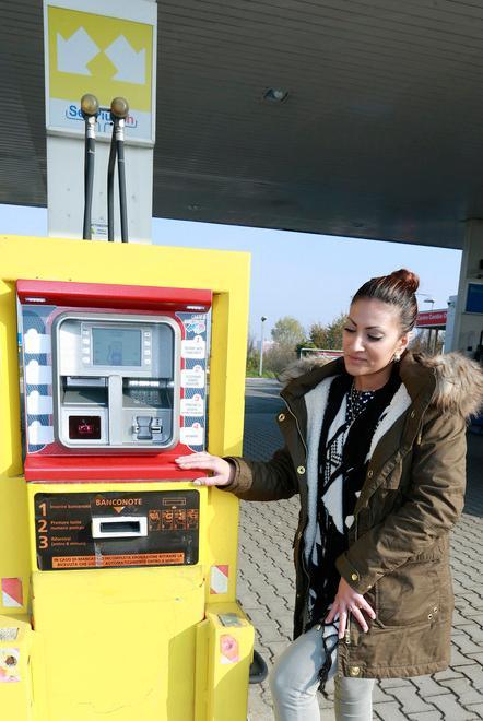 Assalto al distributore Esso per 400 euro