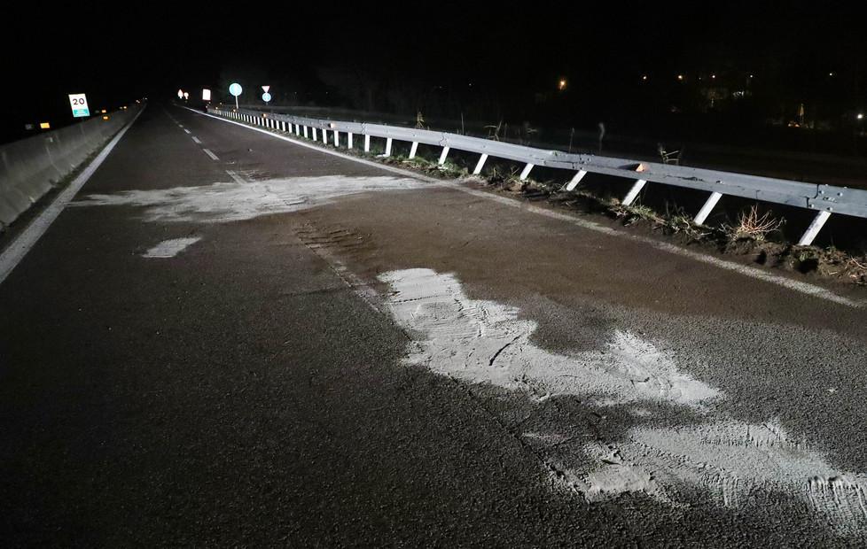 Tre feriti nel furgone fuori strada 