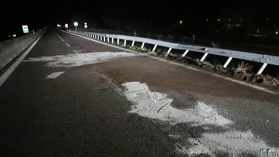 Tre feriti nel furgone fuori strada