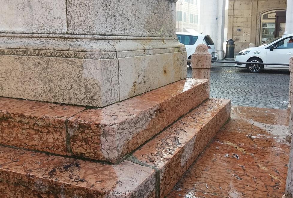 Imbiancata la base del Savonarola